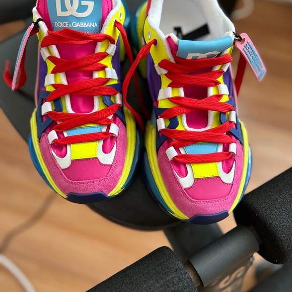 Brand new…only wore twice…original box and dust bag.100% authentic.. - Picture 5 of 9